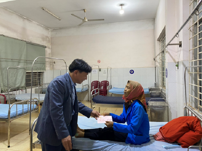 Lanh dao huyen den tham va tang qua cho Trung tam y te huyen 2